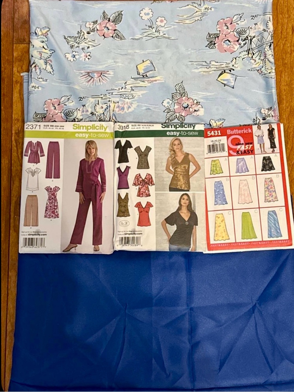 Vtg 70s Fabric Lot 4.5 Yds Royal Blue Taffeta 3.5 Yds Floral Knit + 3 Patterns